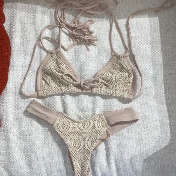 Bikini - Picture 1 of 4